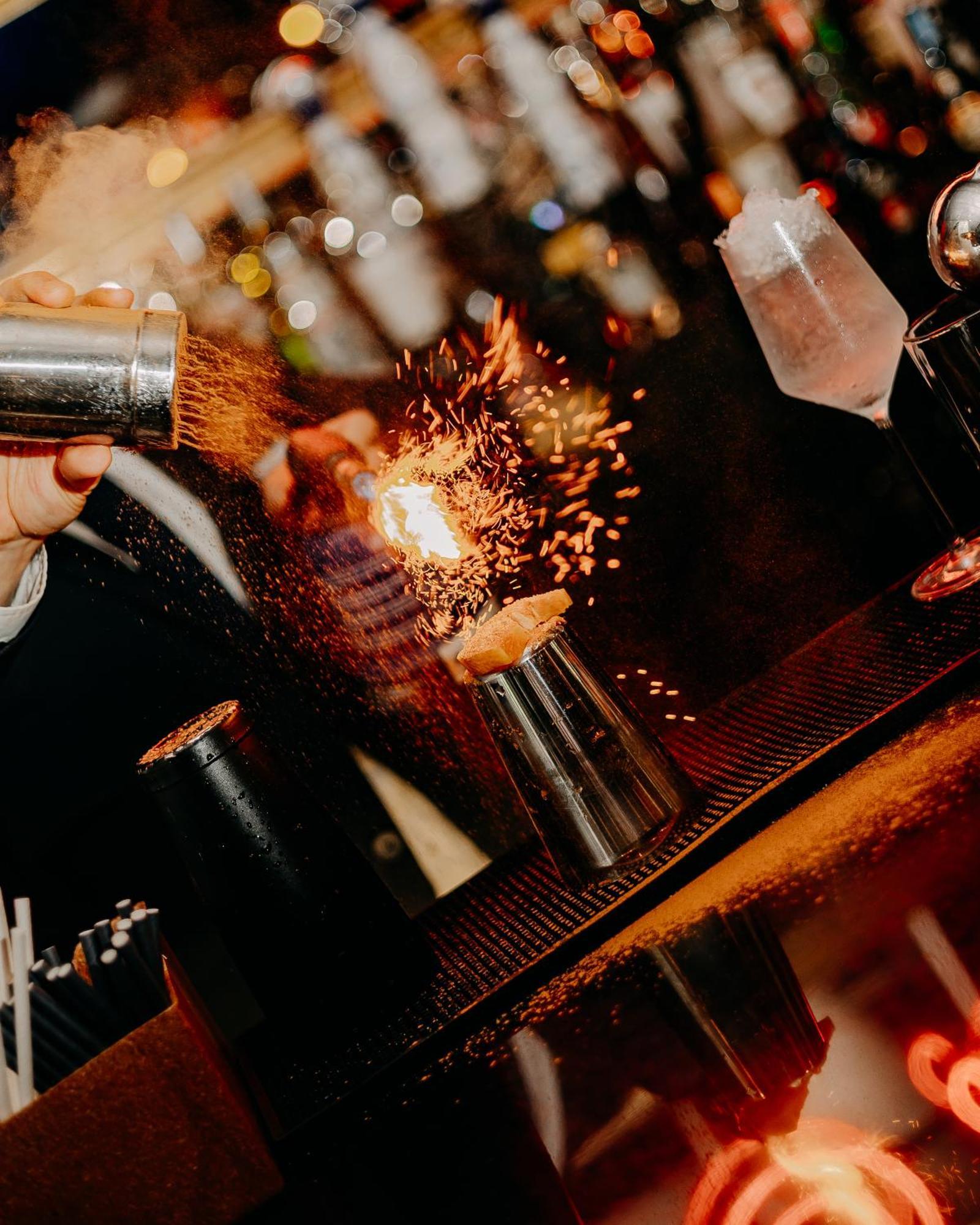 138 Liberdade Hotel Lisboa Exteriér fotografie A bartender using a cocktail gun to make a flaming shot